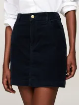 Minifalda de pana azul marino con cierre de cremallera y botón, estilo de cinco bolsillos y logo de Tommy Hilfiger bordado en el bolsillo trasero.