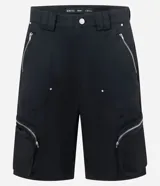Bermuda negra de estilo baggy, confeccionada en mezcla de poliéster y algodón. Presenta doble trabilla, bolsillos cargo laterales con cremallera y detalles de cremallera visibles.