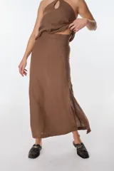Falda larga marrón de lino, de corte recto y con abertura lateral.