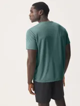 Remera deportiva azul de corte clásico con cuello redondo y logo pequeño en el pecho.