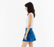 Minifalda azul con estampado a cuadros negros, corte recto y lazos laterales ajustables.