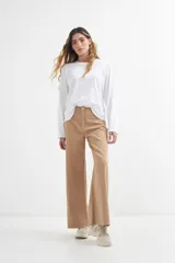 Remera verde oscuro de algodón, de manga larga y corte recto.