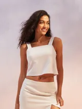 Musculosa blanca de lino con breteles anchos y escote cuadrado.