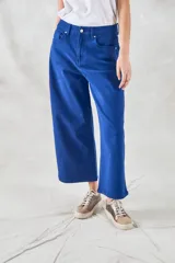 Jean de tiro medio color azul, con corte amplio y confección en denim cómodo.