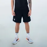 Short deportivo negro de tiro medio con cintura elástica y bolsillo trasero con cierre.