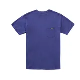 Remera azul de manga corta con bolsillo en el pecho y logo de la marca en la etiqueta.