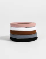 Set de cinco gomitas de pelo grandes, de toalla reciclada, en colores rosa, blanco, marrón, gris y negro.