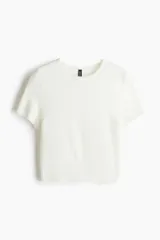 Remera blanca de punto fino, corte entallado y mangas cortas.