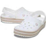 Zuecos Crocs Crocband™ color blanco hueso con una franja verde en la suela.