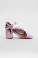 Sandalias de gamuza azul con taco cuadrado y tiras con flecos azules.