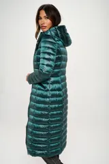Campera larga puffer color verde esmeralda, con capucha y cierre frontal con cremallera.