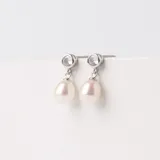 Juego de aros colgantes y anillo de plata 925 con perlas de río y circonitas. Los aros tienen un diámetro de circonitas de 5mm y las perlas miden 8mm de ancho por 10mm de alto.