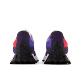 Championes New Balance 327 de dama, con capellada de gamuza y tela de nylon en colores rojo, violeta, gris y azul. Presentan logo "N" sobredimensionado en blanco, entresuela de goma blanca y suela de goma negra con diseño texturizado.