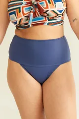 Bombacha de baño de tiro alto color azul marino, con faja en la zona abdominal, confeccionada con fibra LYCRA® XTRA LIFE™.