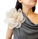 Broche de flor grande confeccionado en organza color blanco.