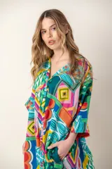 Vestido largo con estampado de peces azules sobre fondo blanco, cuello en V y mangas cortas.