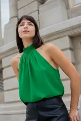 Blusa verde esmeralda de gasa con cuello halter que se ata con un lazo en la nuca.
