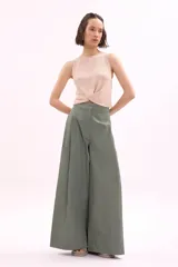 Pantalón palazzo verde oliva de tiro alto y corte amplio.