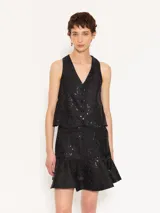 Chaleco negro con escote en V y cierre frontal con botones.