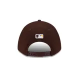 Gorro marrón de béisbol New Era 9Forty M-Crown San Diego Padres Snapback, con logo del equipo bordado en amarillo.