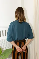 Remera blanca de algodón con mangas cortas y cuello redondo.