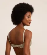 Soutien femenino modelo base con relleno hueco, confeccionado en encaje rústico. Posee tirantes finos ajustables y un pequeño lazo con medalla aplicada en el centro.