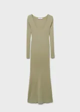 Vestido midi de punto de canalé color verde oliva, con cuello escotado, diseño entallado y mangas largas.