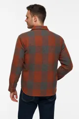 Camisa a cuadros color naranja y gris, de manga larga con cuello clásico y dos bolsillos frontales con botón.
