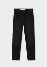 Jeans mom fit color negro, de tiro alto, corte recto y largo al tobillo.
