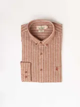 Camisa de manga larga a rayas verticales azules y blancas, con cuello abotonado y bolsillo en el pecho. Confeccionada en lino y algodón.