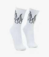 Par de medias blancas de caña media con diseño de llamas negras.