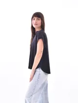 Blusa color gris con cuello en V y mangas cortas.