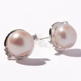 Aros tipo caravana con perlas rosadas y engarce de plata enchapada.