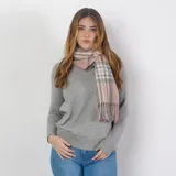 Bufanda rectangular con diseño a cuadros en tonos rosa, gris y blanco, con flecos en los extremos.