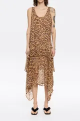 Vestido midi con estampado de leopardo, escote redondeado pronunciado en el delantero, pico pronunciado en la espalda y volados asimétricos. Incluye cinta de algodón en la espalda a modo de lazo.