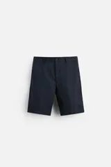 Bermuda azul marino de lino con corte regular, bolsillos frontales y traseros.