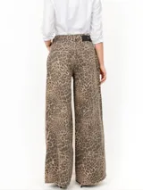 Pantalón de jean con estampado de animal print y corte de pata ancha, con cinco bolsillos.