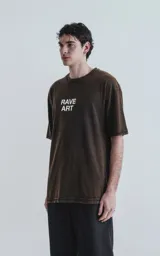 Remera negra con efecto gastado, cuello redondo y estampado frontal con la leyenda 'Rave Art' en color blanco.