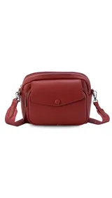 Bandolera color beige de cuero sintético con dos compartimentos principales con cierre, bolsillo interno y correa de tela regulable. Incluye un bolsillo trasero con cierre y un bolsillo frontal con botón.