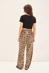 Pantalón recto de calce holgado con estampado animal print de leopardo.