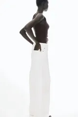 Musculosa marrón de punto acanalado de algodón, corte ajustado, con cuello redondo y sisas ribeteadas.