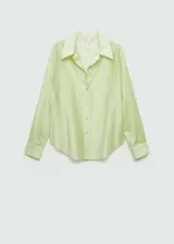 Camisa color verde claro de tejido satinado, manga larga con puños abotonados, diseño recto, cuello camisero y cierre delantero con botones.