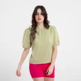 Blusa de color verde con mangas abullonadas y diseño de tejido estructurado.