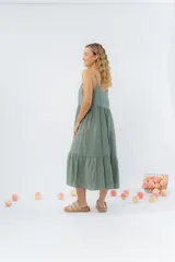 Vestido largo negro de gasa de algodón con breteles finos y escote en V.