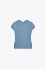 Camiseta marrón de algodón, de cuello redondo y manga corta.