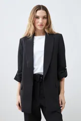 Blazer recto color crudo con solapas y mangas 3/4 con trabilla y botón.