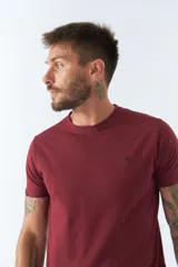 Remera básica color marrón claro, de corte regular, manga corta, cuello redondo y logo bordado en el pecho.