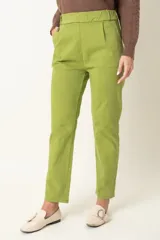 Pantalón recto fucsia, confeccionado en algodón y spandex italiano, con cuatro bolsillos.