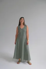 Vestido largo verde seco sin mangas, confeccionado en lino italiano, con escote en V y ruedo desflecado.