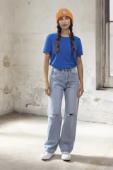 Remera blanca de manga corta y cuello redondo.